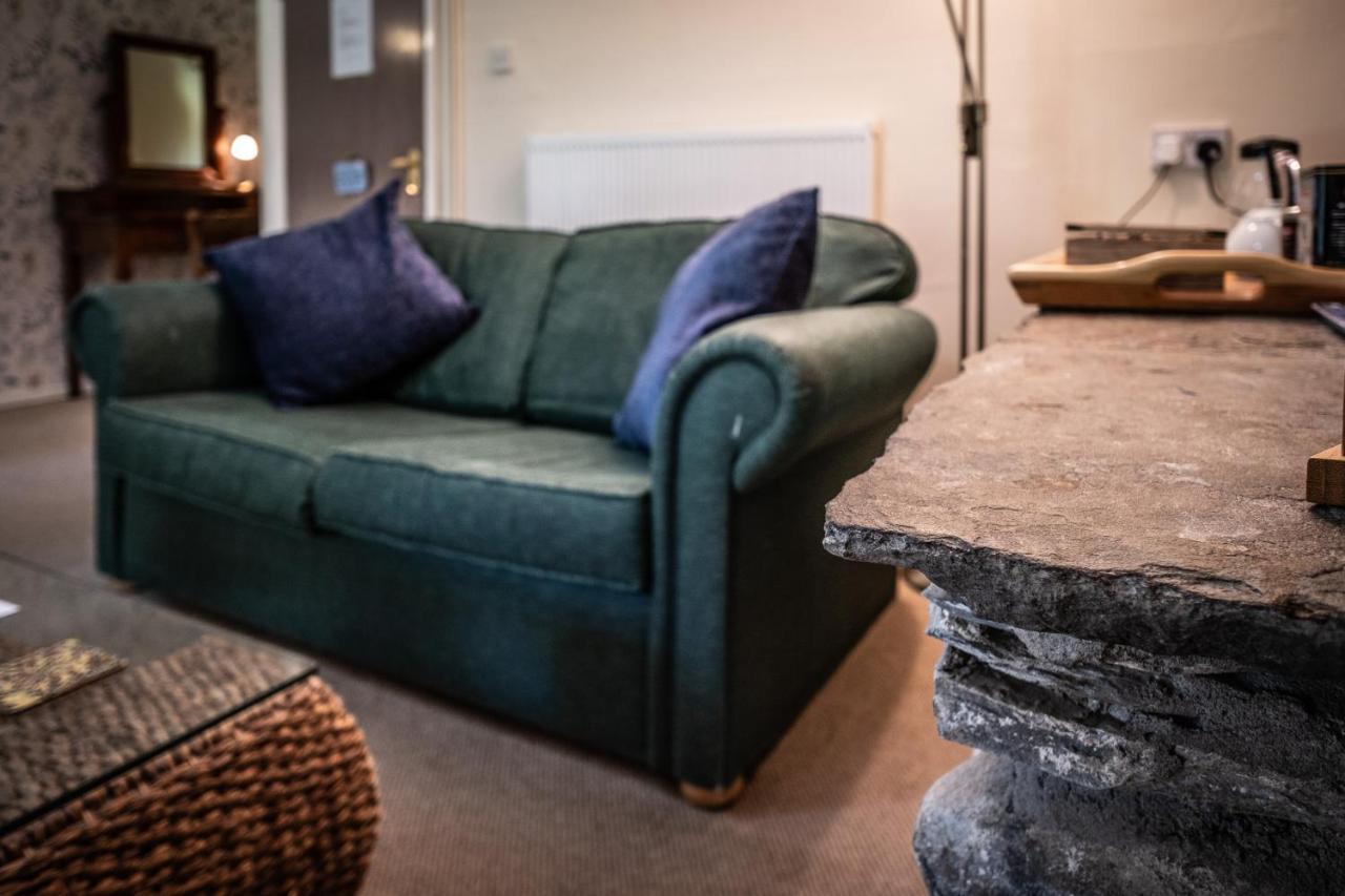 Ty Mawr Country Hotel & Restaurant Carmarthen Buitenkant foto