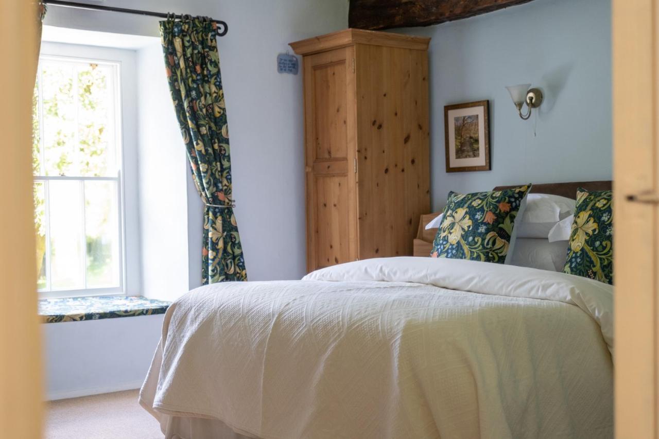 Ty Mawr Country Hotel & Restaurant Carmarthen Buitenkant foto