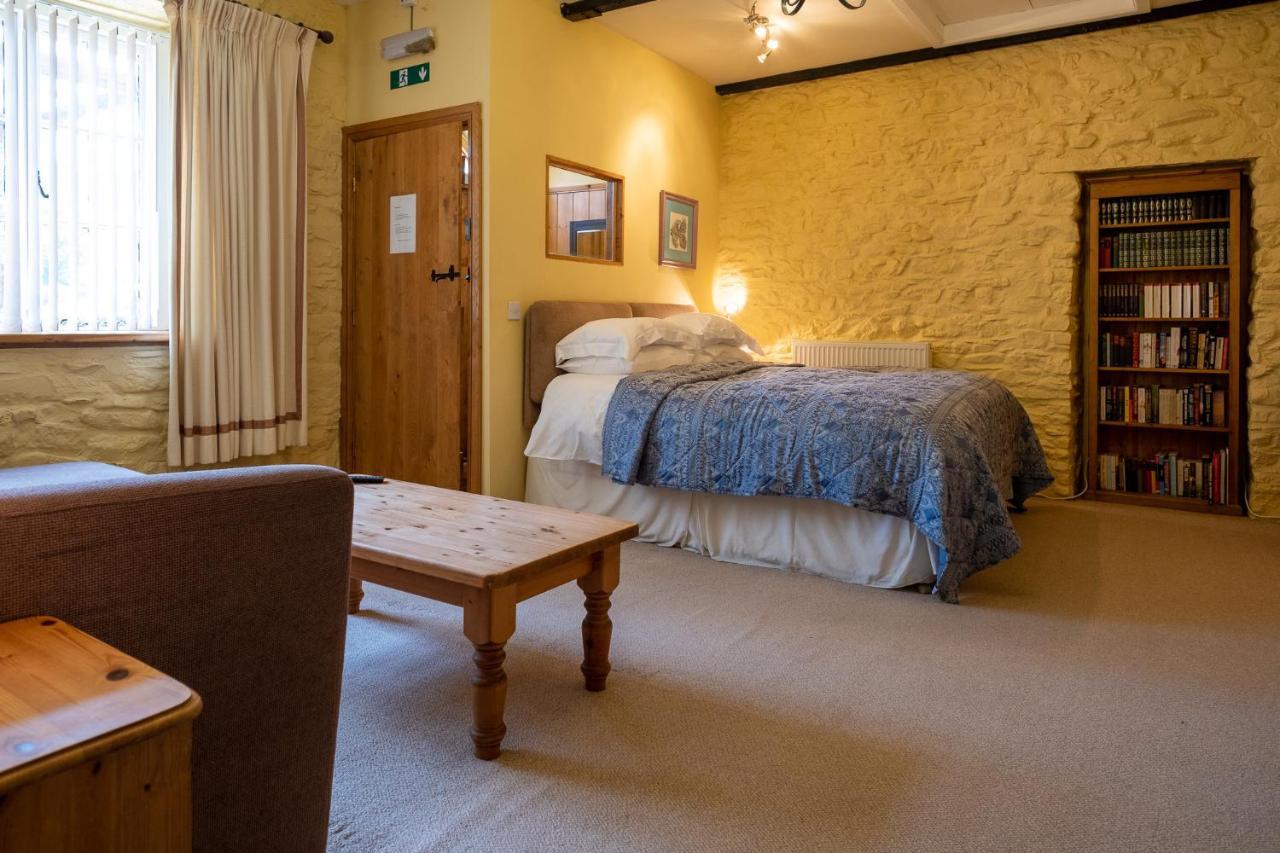 Ty Mawr Country Hotel & Restaurant Carmarthen Buitenkant foto