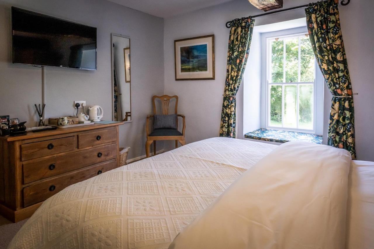 Ty Mawr Country Hotel & Restaurant Carmarthen Buitenkant foto
