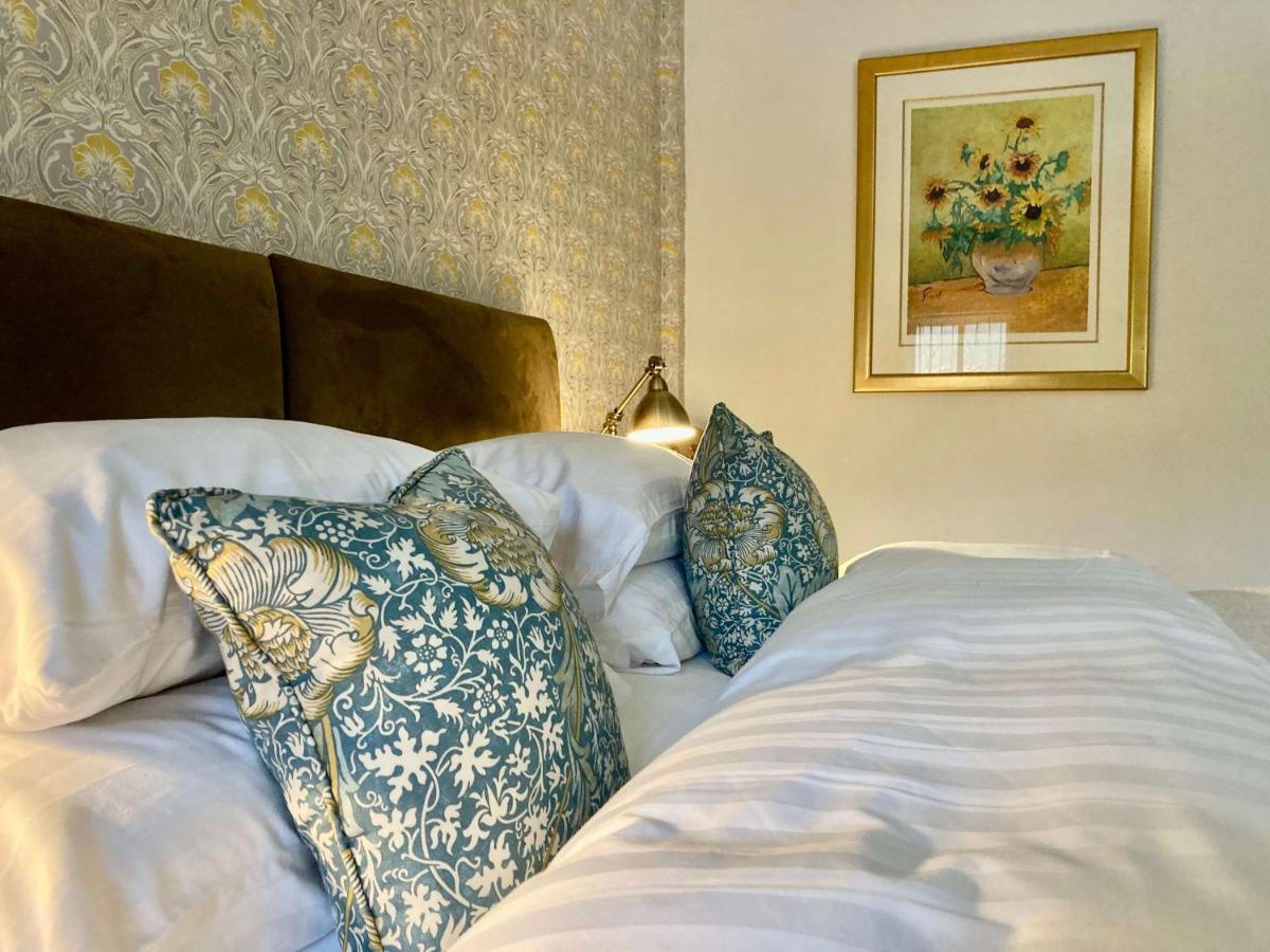 Ty Mawr Country Hotel & Restaurant Carmarthen Buitenkant foto